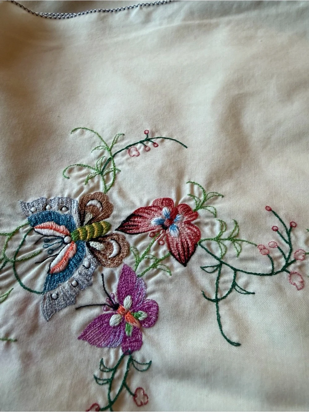 Vintage 79X64 Oval Embroidered Butterfly and Floral Tablecloth